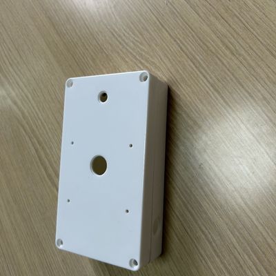 صناديق من البولي كربونات البلاستيكية البيضاء المقاومة للعوامل الجوية والمثبتة للأشعة فوق البنفسجية للأجهزة الإلكترونية الخارجية